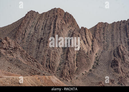 Parte della catena montuosa dell'Atlante di bordi frastagliati tower su Targoumait, Tata Provincia, Souss-Massa, Marocco. Foto Stock