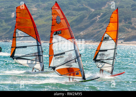 Gli appassionati di windsurf al largo di Tarifa, Cadice, Andalusia, Spagna Foto Stock