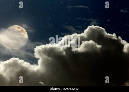 Derivanti full moon over cloud forte in una notte stellata