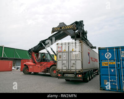 Il contenitore di spedizione contenitore al centro di imballaggio, Tollerort nel porto di Amburgo, Germania. Foto Stock