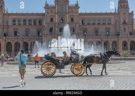 Giro turistico di un carro trainato da cavalli nella Plaza de España-a -Siviglia , Spagna Foto Stock