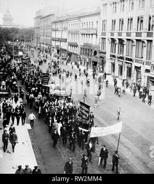 Dimostrazione sulla Nevski Prospect, Petrograd. Nella parte inferiore della foto, uno vede tre ufficiali, indossando la divisa bianca della Marina Imperiale: la scena avrebbe avuto luogo prima della Rivoluzione di ottobre, durante il russo Governo provvisorio (February-October 1917), dal retro alla parte anteriore della processione, i banner leggi: "il cessate il fuoco immediato su tutti i fronti", "Tutto il potere al Soviet di lavoratori, i soldati e i deputati contadina' e 'sociale russo-partito democratico". Foto Stock