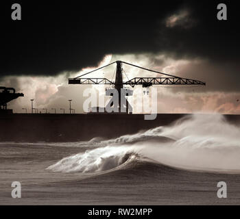 Grandi onde durante una tempesta nel litorale portoghese - lato nord del porto di Leixoes - Porto (enhanced sky) Foto Stock