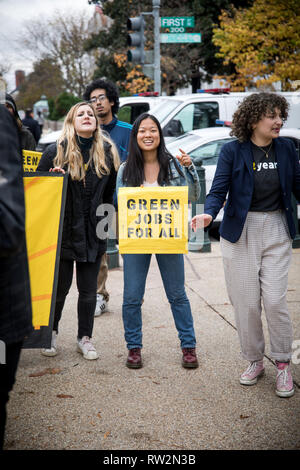 Gli attivisti dello studente con il movimento di Sunrise occupare Nancy Pelosi dell'ufficio alla domanda che lei e i democratici di agire sul cambiamento climatico Foto Stock