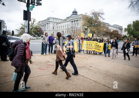 Gli attivisti dello studente con il movimento di Sunrise occupare Nancy Pelosi dell'ufficio alla domanda che lei e i democratici di agire sul cambiamento climatico Foto Stock