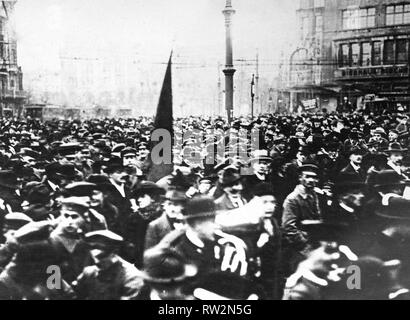 La rivoluzione tedesca - Disturbi a Berlino, Germania. Schiera di seguaci Spartacan, portando banner rosso, radunati in Piazza Potsdam ca. 1919 Foto Stock