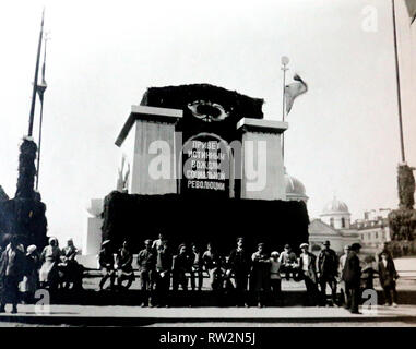 La piazza era precedentemente noto come 'Piazza San Pietro', dopo il cavaliere di bronzo monumento eretto da Caterina la Grande nel 1782, in rappresentanza di Pietro il Grande. Nel 1925, il posto è stato rinominato "Piazza ecembrist', in occasione del centenario della Decembrist rivolta contro il potere imperiale. Ora è noto come 'Senate Piazza". Foto Stock