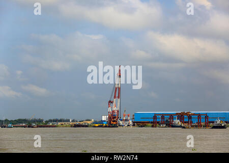 Costruzione di ponti di lavori in corso sul fiume Padma. Bangladesh. Foto Stock