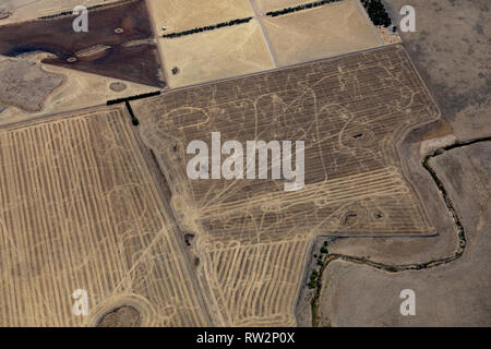 La fotografia aerea di campagna vittoriana e delle aziende agricole durante il periodo di siccità Foto Stock