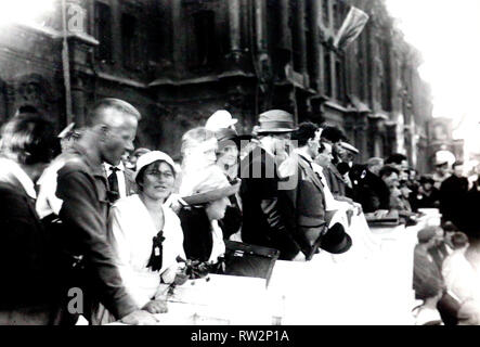 'Il II Congresso della III internazionale. La tribuna sulla piazza Uritsky'. Si riconosce il Palazzo d'inverno colonnato in background. Foto Stock