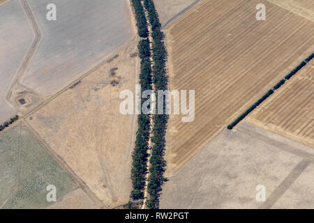 La fotografia aerea di campagna vittoriana e delle aziende agricole durante il periodo di siccità Foto Stock