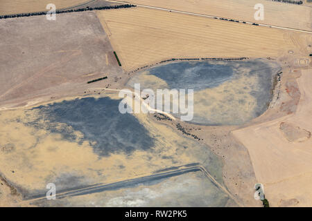 La fotografia aerea di campagna vittoriana e delle aziende agricole durante il periodo di siccità Foto Stock