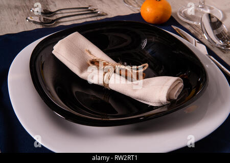 Tavolo rustico impostazione con fiori di colore rosa e candela luce sul tavolo di legno. Vacanze a decorazione in stile provenzale. Cena romantica. Tettuccio Foto Stock
