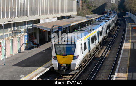 La British Rail Class 700 treno della Thameslink a Crawley Stazione ferroviaria West Sussex, in Inghilterra, Regno Unito Foto Stock