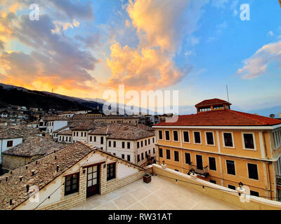 Una vista della città vecchia di Argirocastro, patrimonio UNESCO, Albania Foto Stock