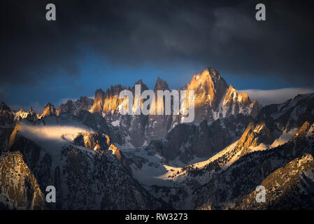 Mt. Whitney in Sierra Nevada gamma al Sunrise Foto Stock