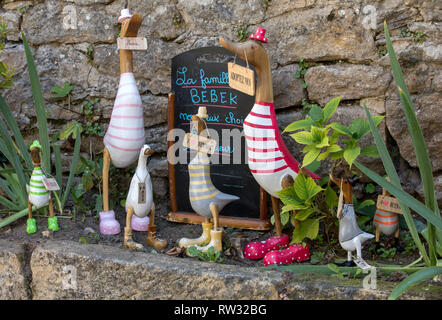 Beynac et Cazenac, Francia - 4 Settembre 2018: in legno colorato di oche nel negozio di articoli da regalo in Beynac-et-Cazenac Périgord e Dordogna, Francia Foto Stock