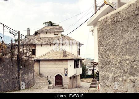 Argirocastro, Albania - Marzo, 2019: Downtown di Argirocastro, un sito Patrimonio Mondiale dell'UNESCO nel sud dell'Albania Foto Stock