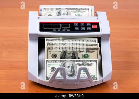Dollari americani in una macchina di conteggio Foto Stock