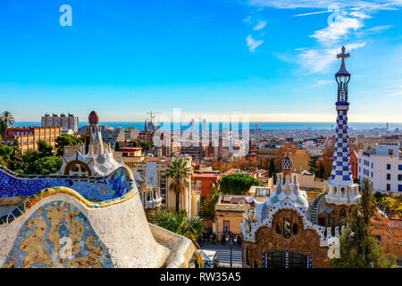 Vista dal parco Güell, di Antoni Gaudi, su Barcellona, in Catalogna, Spagna Foto Stock