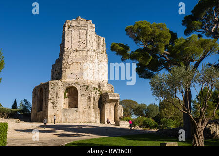 Parco e antiche rovine del Tour Magne a Nimes, Provenza, Francia Foto Stock