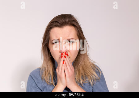 Persone, violenze e abusi concetto - Close-up ritratto di donna di pianto con sbavature di mascara Foto Stock