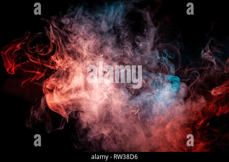 Spesso colorato di blu e di rosso fumo in forma di farfalla su un isolato nero lo sfondo. Sfondo dal fumo di vape. Mocap per raffreddare t-shir Foto Stock