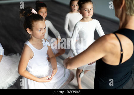 Insegnante di danza e gruppo di bambini ballerine che esercitano nel balletto studio Foto Stock