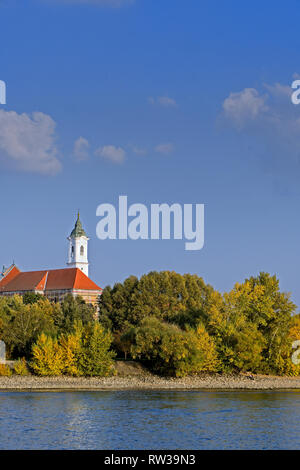 Città di Vac a nord di Budapest, Ungheria che ha un traghetto per attraversare il Danubio. Foto Stock