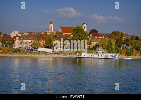 Città di Vac a nord di Budapest, Ungheria che ha un traghetto per attraversare il Danubio. Foto Stock