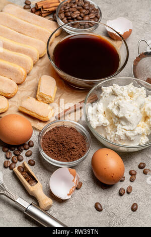 Ingredienti per il Tiramisù tradizionale torta su sfondo di calcestruzzo Foto Stock