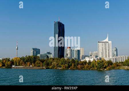 Alti edifici moderni sull'isola nel fiume Danubio a Vienna. Foto Stock