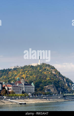 La Statua della Libertà a Budapest, la città capitale di Ungheria. Vista del lungomare di Buda da Pest. Foto Stock