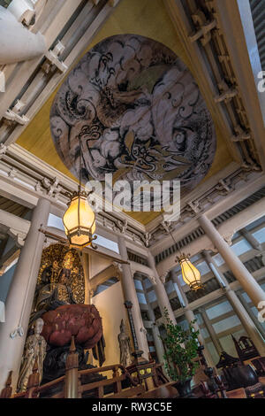 Kamakura, Giappone - 9 Agosto 2017 : Wide-Angle vista Butsuden Hall o nella sala principale di engaku-ji. Seduto statua di Hokan Shaka Nyorai e Dragon un Foto Stock