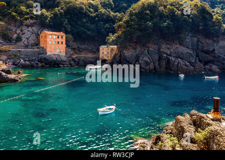 La piccola baia tra rocce a San Fruttuoso, Liguria, Italia. Foto Stock