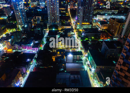 Manila, Filippine - 11 Novembre 2018: vista notturna delle strade illuminate del distretto di malato da sopra il 11 novembre 2018 in Metro Manila, Foto Stock