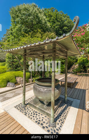 Kamakura, nella prefettura di Kanagawa, Giappone - 9 Agosto 2017 : Jokoro (bruciatore di incenso) e karesansui giardino di sabbia rastrellata a Fugenzan Meigetsu-in Rinzai Zen Foto Stock