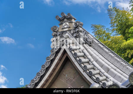(Generale) di gate Somon di Kencho-ji tempio complesso, Shishiguchi decorazione dettaglio del tetto. Kamakura, nella prefettura di Kanagawa, Giappone Foto Stock