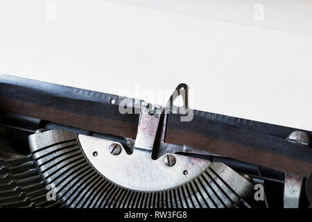 Macchina da scrivere Vintage close up con il foglio di carta bianco Foto Stock