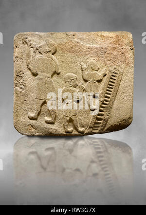 Immagine verticale di Alaca Hoyuk Sphinx Gate Hittita Rilievo monumentale scolpita in pietra orthostat pannello. L'andesite, Alaca Corum, 1399 - 1301 A.C. Giocolieri Foto Stock