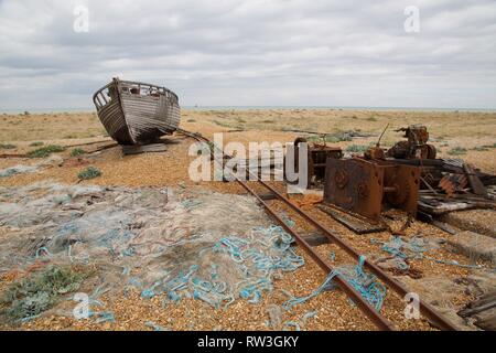 Naufraghi in barca sulla sabbia di Dungeness Kent, tetro paesaggio Foto Stock