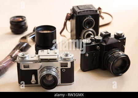 Set di vecchio videocamere e apparecchi fotografici Foto Stock