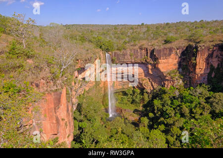 Bella velo nuziale, Veu Da Noiva cascata in Chapada dos Guimaraes National Park, Cuiaba, Mato Grosso, Brasile Foto Stock