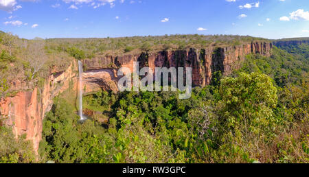 Bella velo nuziale, Veu Da Noiva cascata in Chapada dos Guimaraes National Park, Cuiaba, Mato Grosso, Brasile Foto Stock