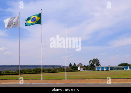 Brasilia, Brasile, 7 Agosto 2018: palazzo Alvorada, progettato da Oscar Niemeyer, con il Mercosur e la bandiera brasiliana, brasile Foto Stock