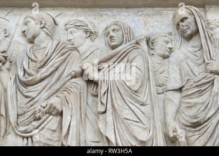 Roma. L'Italia. L'Ara Pacis Augustae, 13-9 BCE, Museo dell'Ara Pacis. Sezione del fregio processionale sulla parete sud mostra Agrippa con il capo coperto Foto Stock