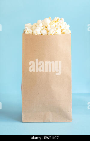 Il Popcorn in un sacchetto di carta Foto Stock