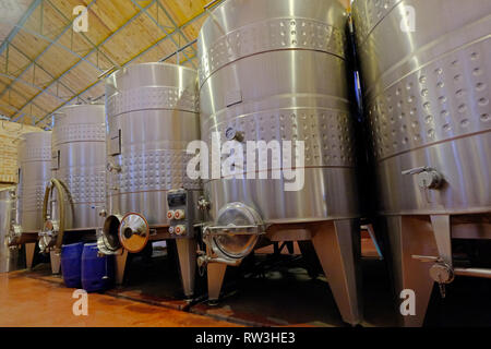 Serbatoi di acciaio inox per la fermentazione in moderno Malbec Fabbrica del vino, San Juan, Argentina, visto anche in Mendoza Foto Stock