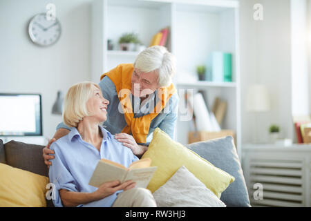 Ritratto di uno stile di vita di amorevole coppia senior godersi il tempo a casa il fine settimana, spazio di copia Foto Stock