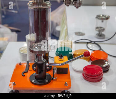 Anello manuale può tirare e tappo di plastica macchina di sigillatura Foto Stock